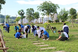 Tỉnh Đoàn: 300 ĐVTN tham gia dọn vệ sinh tại khu vực Quảng trường Tây Bắc