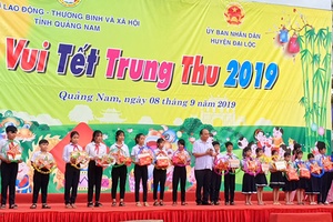 Thủ tướng Nguyễn Xuân Phúc vui tết Trung thu với trẻ em