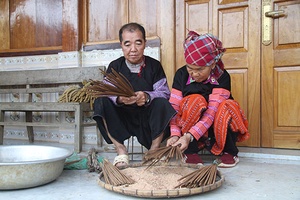 Nghề làm hương truyền thống của người Mông bản Pa Khen