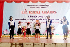 Công ty TNHH TM&DV Hùng Mạnh: Trao tặng 1.317 mũ bảo hiểm của Honda cho học sinh lớp 1