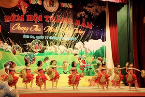 Đêm hội trăng rằm "Trung thu miền ban trắng"