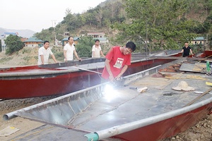 Nghề đóng thuyền sắt trên sông Đà