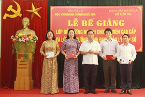 Bế giảng lớp bồi dưỡng chuyên viên cao cấp và lãnh đạo quản lý cấp sở