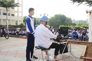 Công ty TNHH TM&DV Hùng Mạnh: Tuyên truyền “An toàn giao thông cho nụ cười ngày mai”