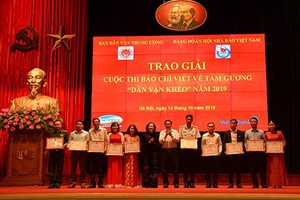 Trao giải cuộc thi báo chí viết về tấm gương “Dân vận khéo” năm 2019.