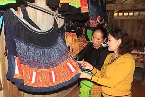 Bắc Yên: Thành lập mô hình tổ liên kết phụ nữ thêu may trang phục dân tộc Mông