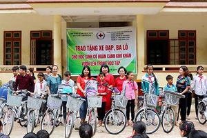 Tặng 50 suất quà cho học sinh có hoàn cảnh khó khăn vươn lên trong học tập