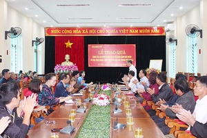 Lễ trao quà tặng các gia đình chính sách có hoàn cảnh khó khăn và học sinh nghèo vượt khó