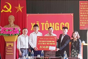 Trường Cao đẳng Y tế Sơn La trao kinh phí hỗ trợ sửa chữa Nhà bia ghi công liệt sĩ xã Tông Cọ