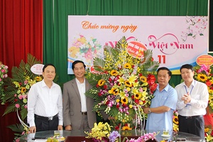 Đồng chí Phó Chủ tịch UBND tỉnh chúc mừng Sở Giáo dục – Đào tạo nhân Ngày Nhà giáo Việt Nam