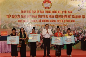 Đồng chí Chủ tịch Ủy ban Trung ương MTTQ Việt Nam dự Ngày hội đại đoàn kết tại Quỳnh Nhai