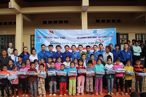Chương trình tình nguyện trao quà “Đông ấm cho em”