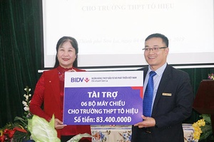 BIDV Chi nhánh tỉnh Sơn La: Trao tiền hỗ trợ đầu tư thiết bị giảng dạy cho các trường học