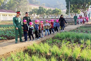 Giao lưu truyền thống và trải nghiệm môi trường làm chiến sỹ