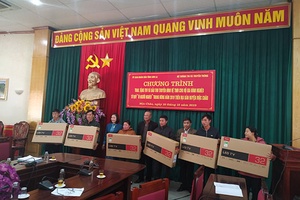 Trao tặng 6 tivi, đầu thu truyền hình vệ tinh cho hộ nghèo trên địa bàn huyện Mộc Châu