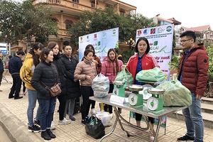 Ngày hội “Vì tương lai xanh” đổi rác thải lấy cây xanh 