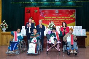 Thường trực Ban Bí thư tặng quà "Tết vì người nghèo và nạn nhân chất độc da cam" tại Nam Định