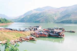 Nhộn nhịp chợ phiên ngày tết lòng hồ