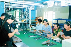 Sắc xuân ở Xí nghiệp giầy Phù Yên