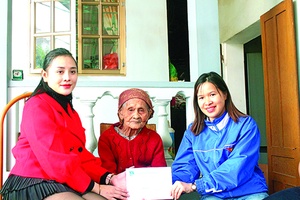 Thành Đoàn: Thăm, tặng quà Tết cho Mẹ Việt Nam Anh hùng và gia đình chính sách