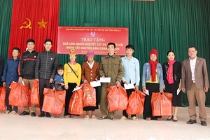 Trao tặng quà cho người khuyết tật và trẻ mồ côi nhân dịp Tết Nguyên đán Canh Tý năm 2020