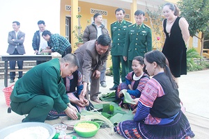 Chương trình “Bánh chưng xanh” ấm áp tình quân dân