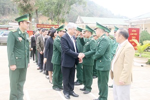 Đồng chí Phó Bí thư Thường trực tỉnh ủy thăm chúc Tết cán bộ, chiến sĩ biên phòng và nhân dân xã Chiềng On, Chiềng Tương (Yên Châu)