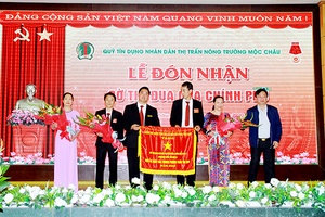 Quỹ Tín dụng nhân dân thị trấn Nông trường Mộc Châu: Lễ đón nhận Cờ thi đua của Chính phủ