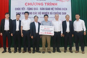 Công ty Điện lực Sơn La thăm, tặng quà xã Chiềng San