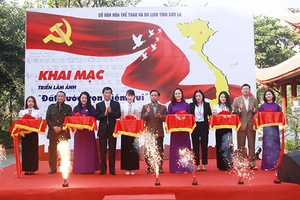 Khai mạc triển lãm ảnh “Đất nước trọn niềm vui”