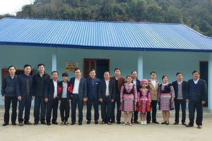 Bàn giao nhà tình nghĩa tại xã Lóng Luông