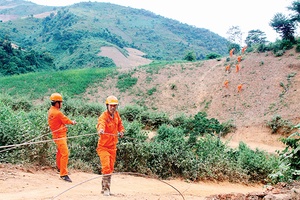 Mang dòng điện sáng đến mọi nhà
