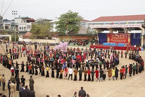 UBND huyện Yên Châu: Chương trình "Mừng đất nước đổi mới, mừng Đảng quang vinh, mừng Xuân Canh Tý 2020"