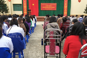 Tuyên truyền, tổng vệ sinh, khử trùng phòng chống dịch bệnh viêm đường hô hấp tại các trường học trên địa  bàn