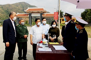 Đồng chí Phó Chủ tịch UBND tỉnh kiểm tra công tác phòng, chống bệnh viêm đường hô hấp cấp tại huyện Sông Mã, Sốp Cộp