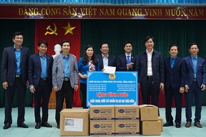 Trao tặng 500 triệu đồng hỗ trợ Vĩnh Phúc phòng, chống dịch covid-19