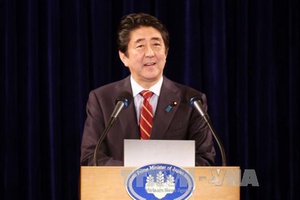 Thủ tướng Nhật Bản Shinzo Abe họp báo nhân chuyến thăm chính thức Việt Nam