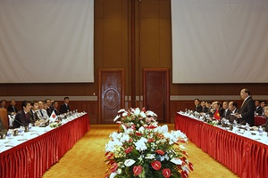 Thủ tướng Nhật Bản Shinzo Abe và Thủ tướng Nguyễn Xuân Phúc đồng chủ trì tọa đàm "Doanh nghiệp Việt Nam-Nhật Bản"