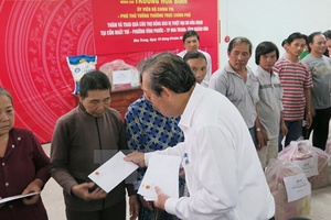 Phó Thủ tướng Trương Hòa Bình thăm hỏi người dân bị thiệt hại trong vụ hỏa hoạn tại Nha Trang