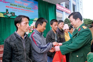 “Ngày hội bánh chưng xanh”  vùng biên giới Xuân Đinh Dậu   