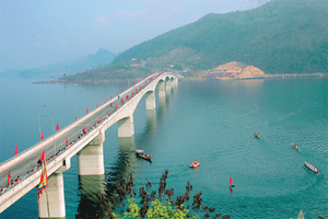 Mênh mang lòng hồ sông Đà