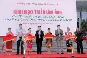 Triển lãm ảnh mừng Đảng quang vinh, mừng Xuân Đinh Dậu 2017