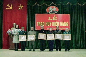 Đảng bộ huyện Mộc Châu: Trao Huy hiệu Đảng đợt 3-2 cho 26 đảng viên