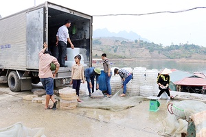 Chợ cá Pá Uôn