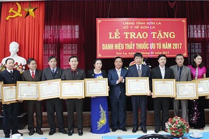 Trao tặng danh hiệu Thầy thuốc ưu tú năm 2017