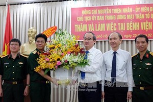 Chủ tịch Ủy ban Trung ương MTTQ Việt Nam Nguyễn Thiện Nhân thăm, chúc mừng cán bộ, nhân viên y tế tại TP Hồ Chí Minh
