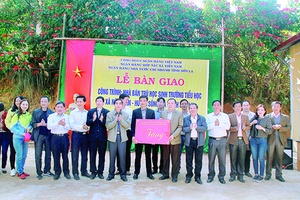 Bàn giao nhà bán trú cho học sinh xã Nậm Mằn (Sông Mã)