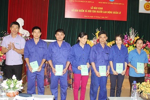 BHXH tỉnh:  Bàn giao sổ BHXH cho người lao động của Công ty CP In Sơn La