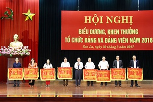 Hội nghị biểu dương, khen thưởng tổ chức Đảng và đảng viên năm 2016