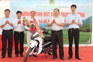Quỹ TDND thị trấn Hát Lót:  Trao 99 triệu đồng tri ân khách hàng